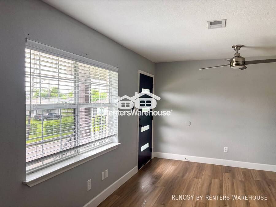 7826 Gladstone St - Photo 4 of 10