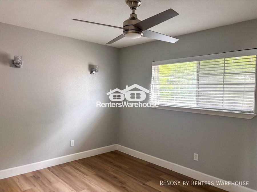7826 Gladstone St - Photo 5 of 10