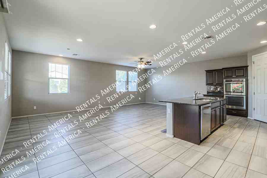 2930 E Detroit St - Photo 5 of 39