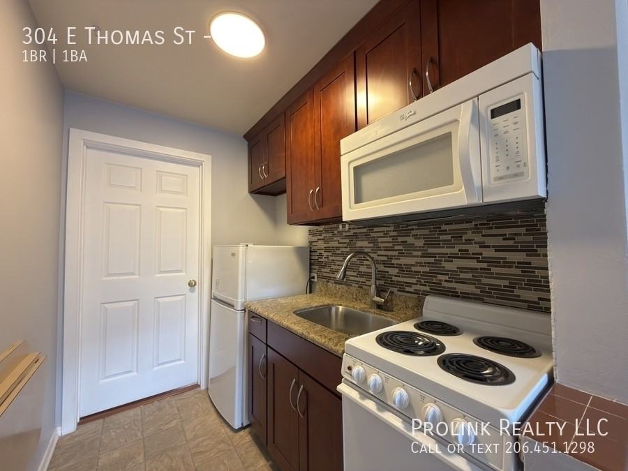 304 E Thomas St #04 - Photo 6 of 19