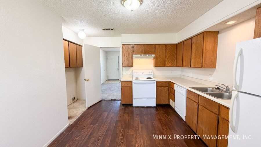 2119 S Loop 289 #B - Photo 2 of 19