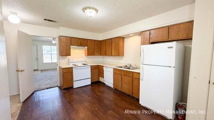 2119 S Loop 289 #B - Photo 3 of 19
