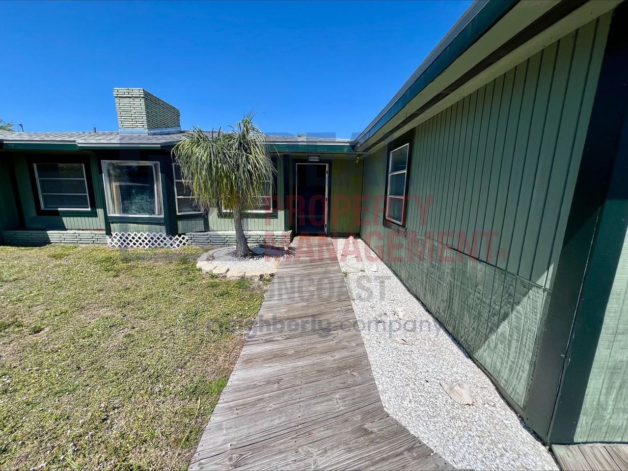 563 Parkview Dr - Photo 2 of 16