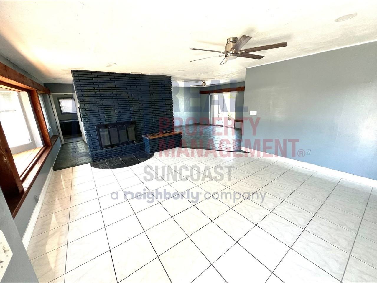 563 Parkview Dr - Photo 4 of 16