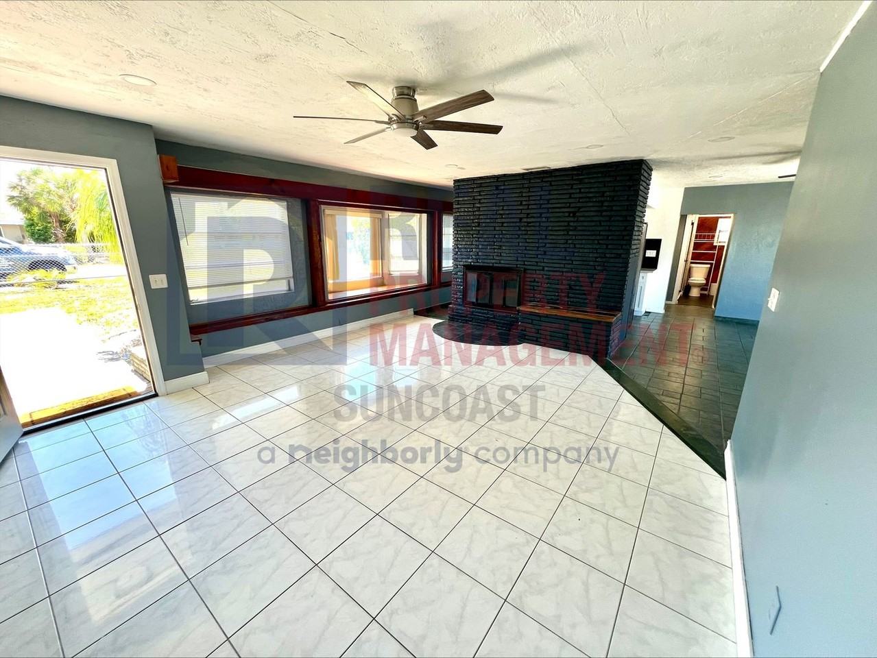 563 Parkview Dr - Photo 5 of 16