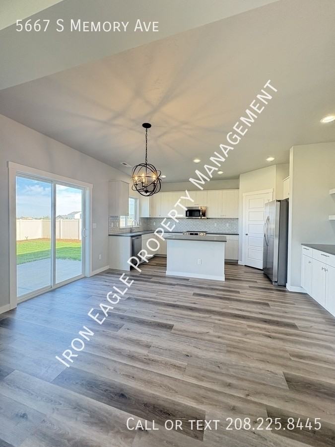 5667 S Memory Ave - Photo 3 of 30