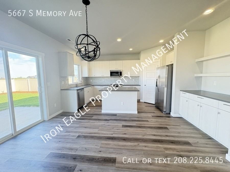5667 S Memory Ave - Photo 4 of 30