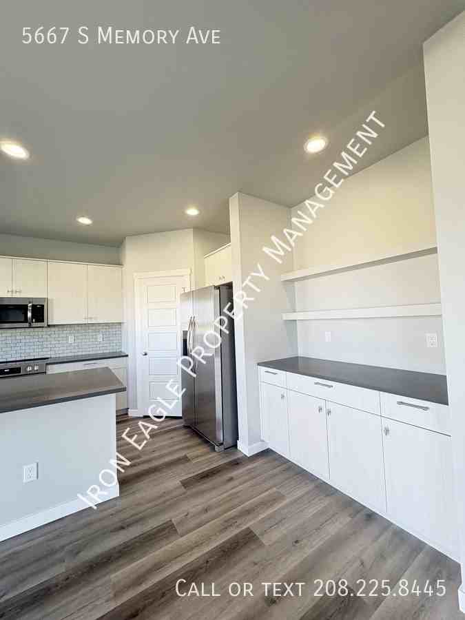 5667 S Memory Ave - Photo 5 of 30
