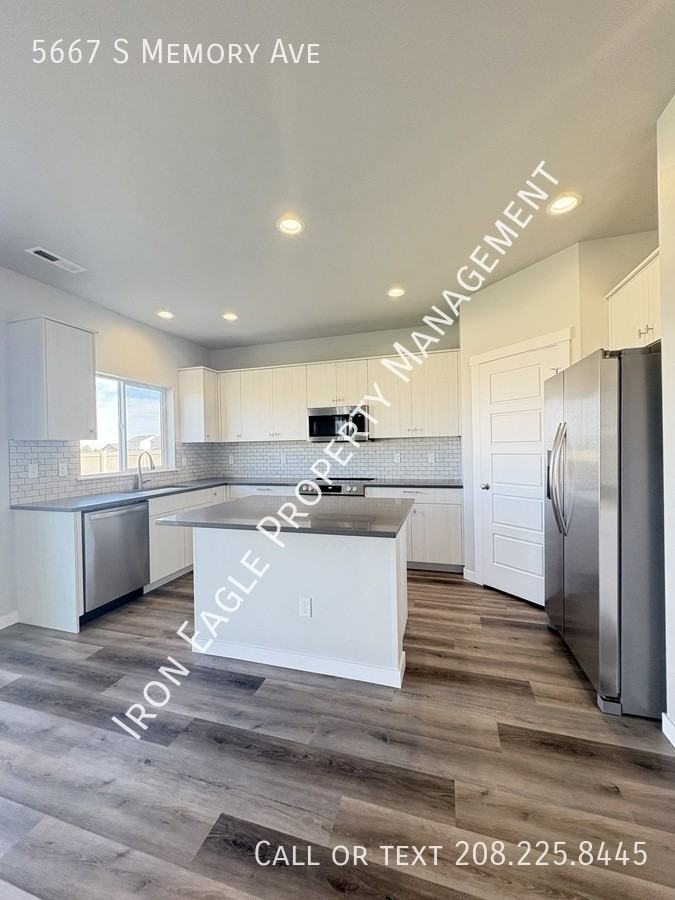 5667 S Memory Ave - Photo 6 of 30