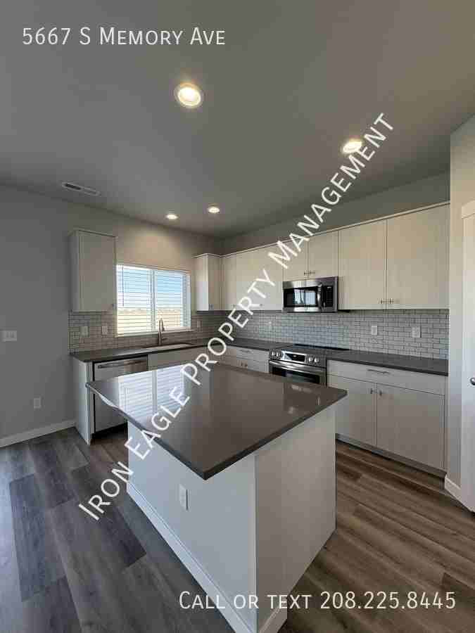 5667 S Memory Ave - Photo 7 of 30