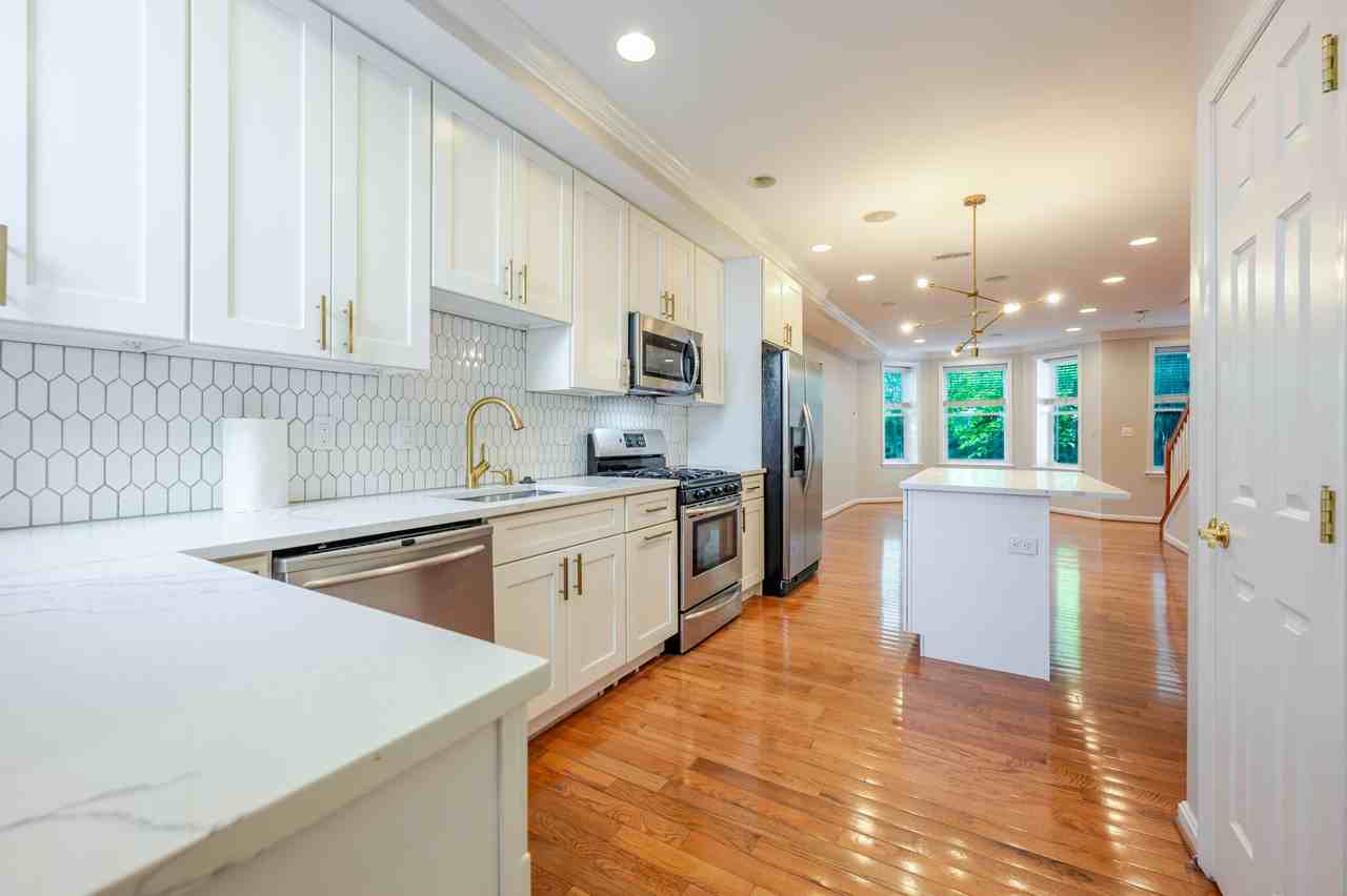 35 Rhode Island Ave Nw #B - Photo 6 of 16