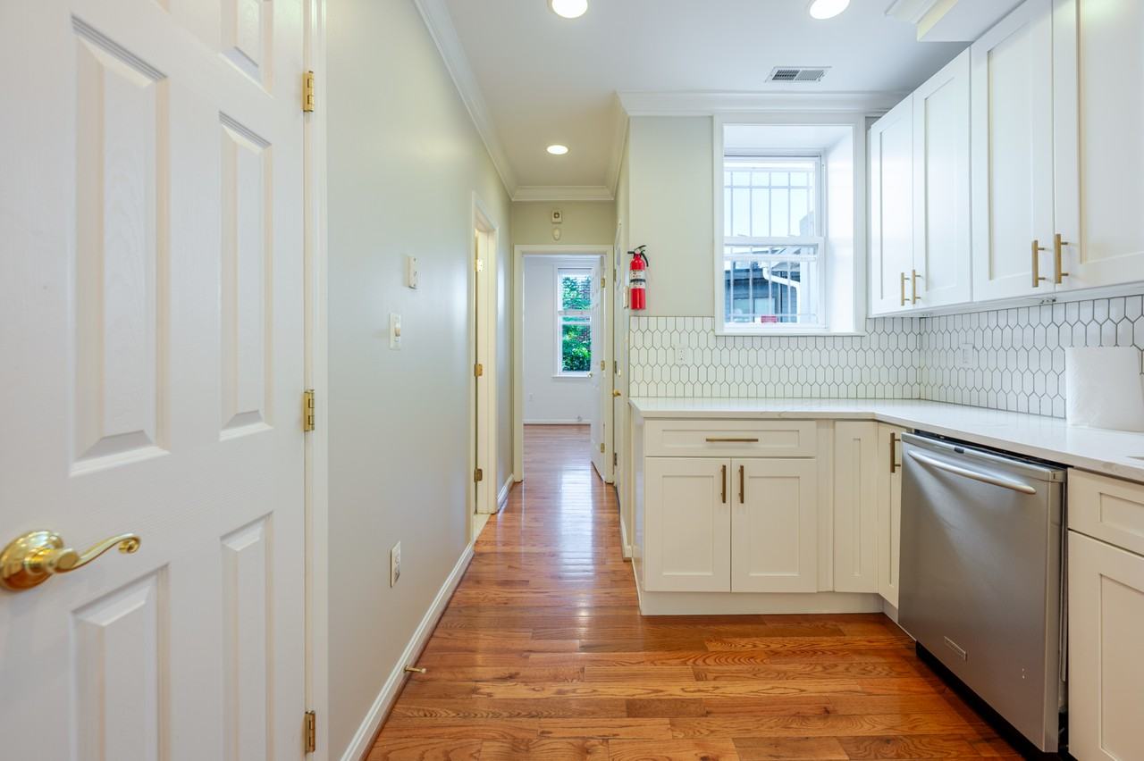 35 Rhode Island Ave Nw #B - Photo 7 of 16