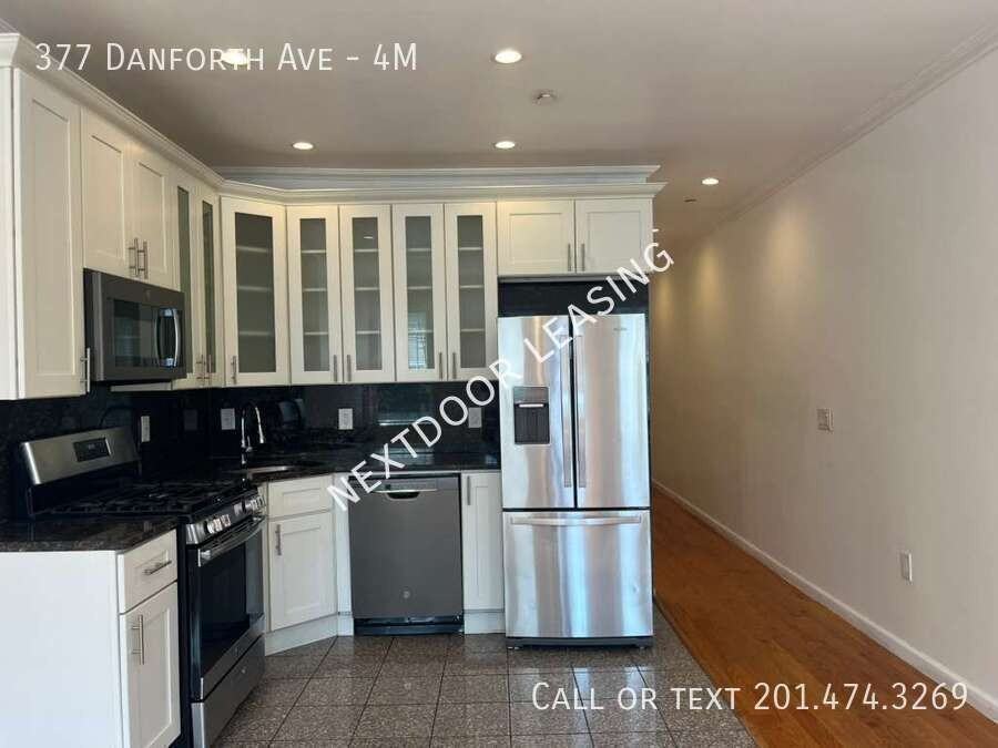 377 Danforth Ave #4M - Photo 2 of 11