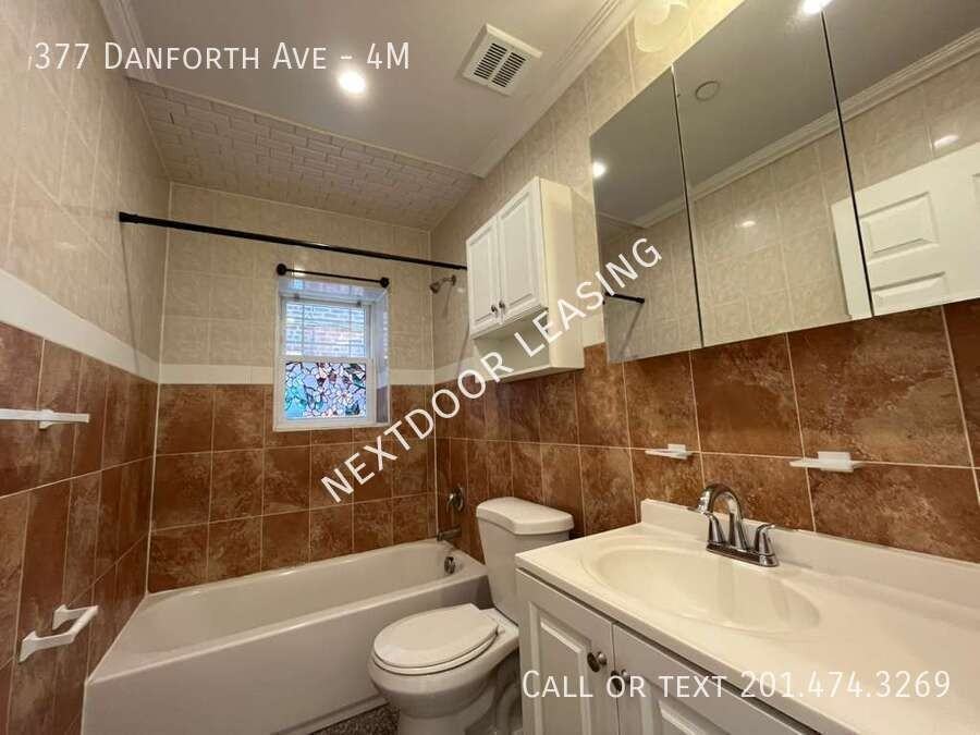 377 Danforth Ave #4M - Photo 3 of 11
