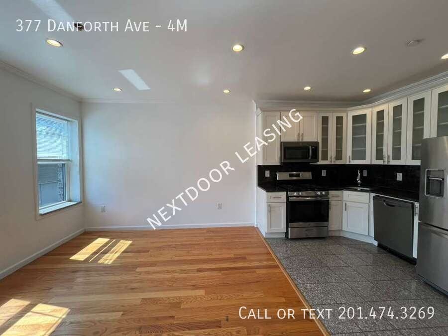 377 Danforth Ave #4M - Photo 4 of 11