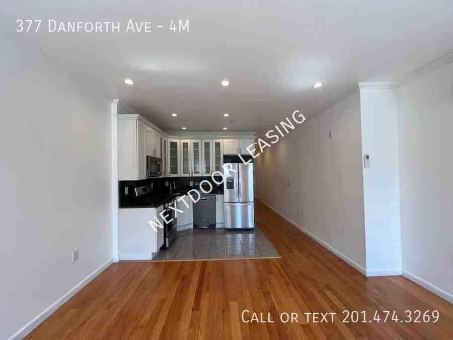 377 Danforth Ave #4M - Photo 5 of 11