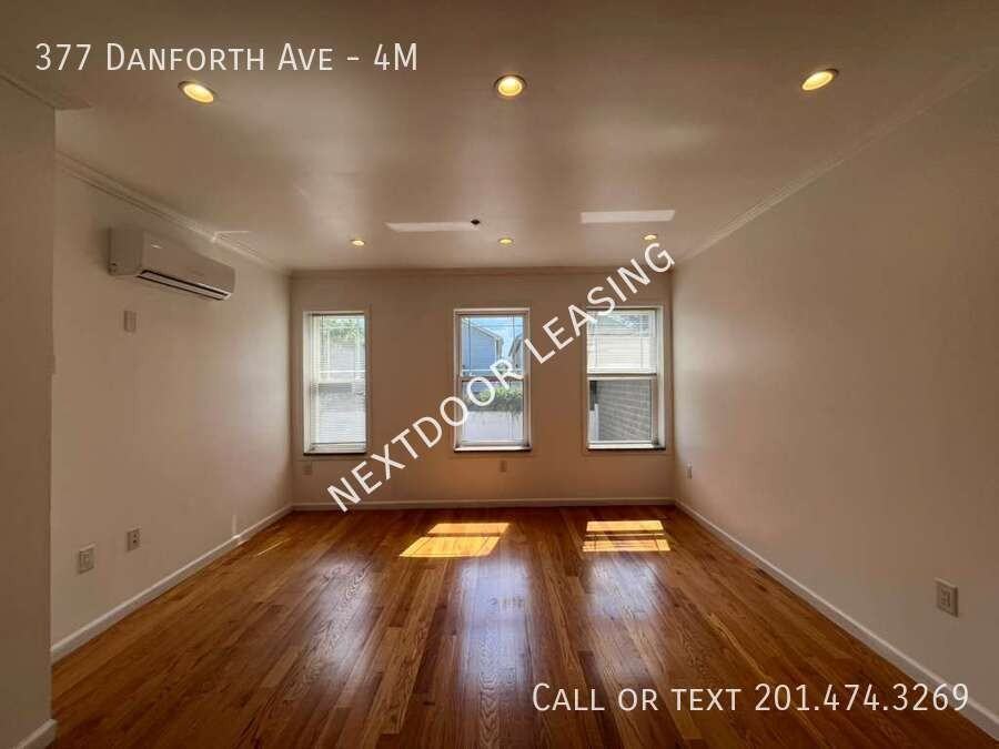 377 Danforth Ave #4M - Photo 6 of 11