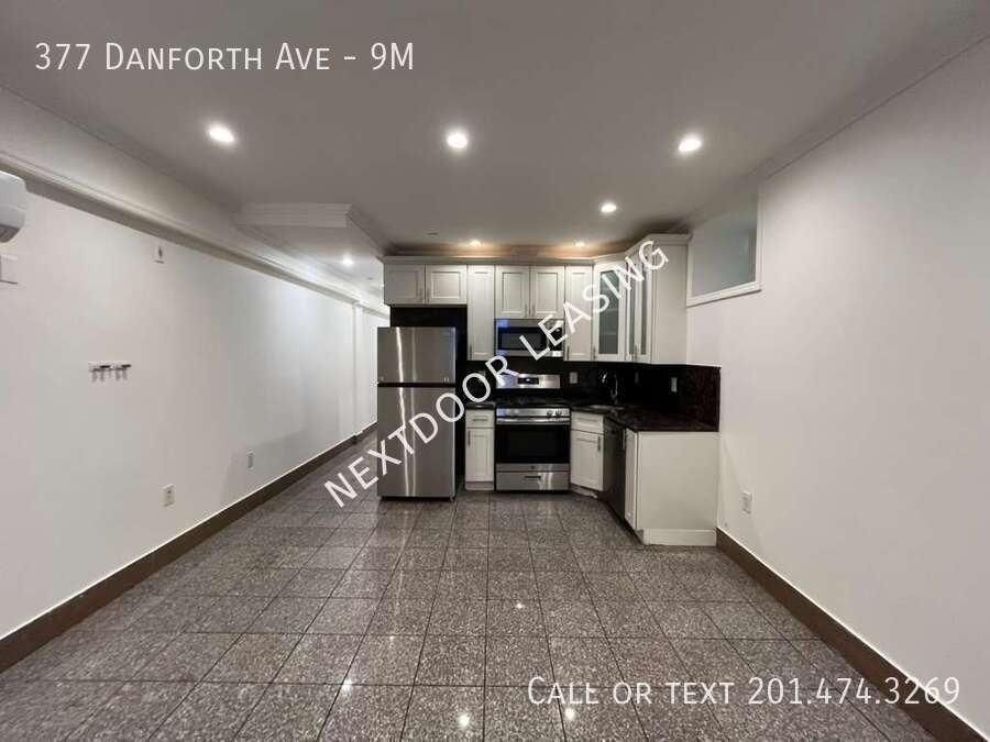 377 Danforth Ave #9M - Photo 3 of 12