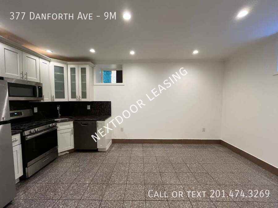 377 Danforth Ave #9M - Photo 4 of 12