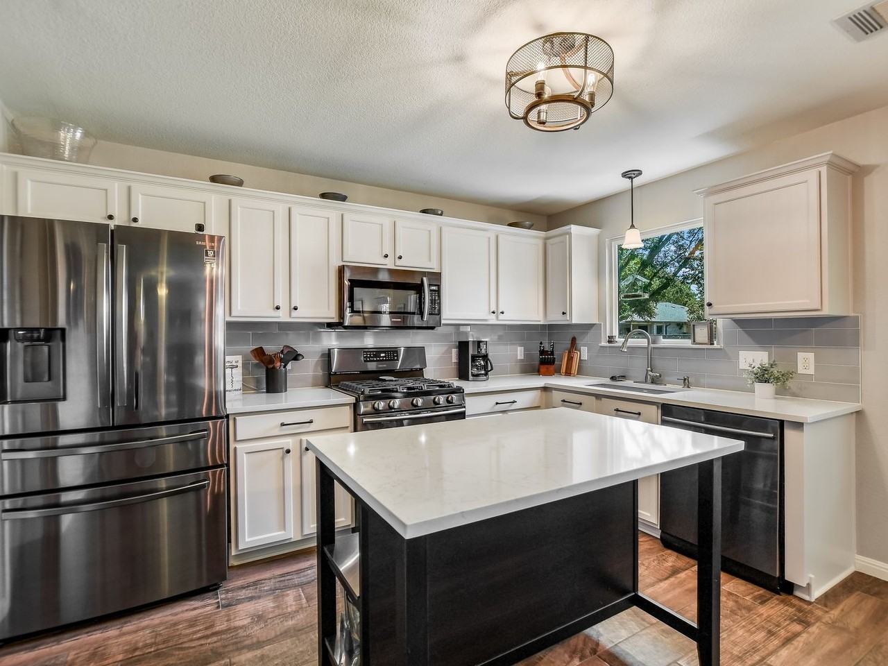 1021 Doras Dr - Photo 4 of 17