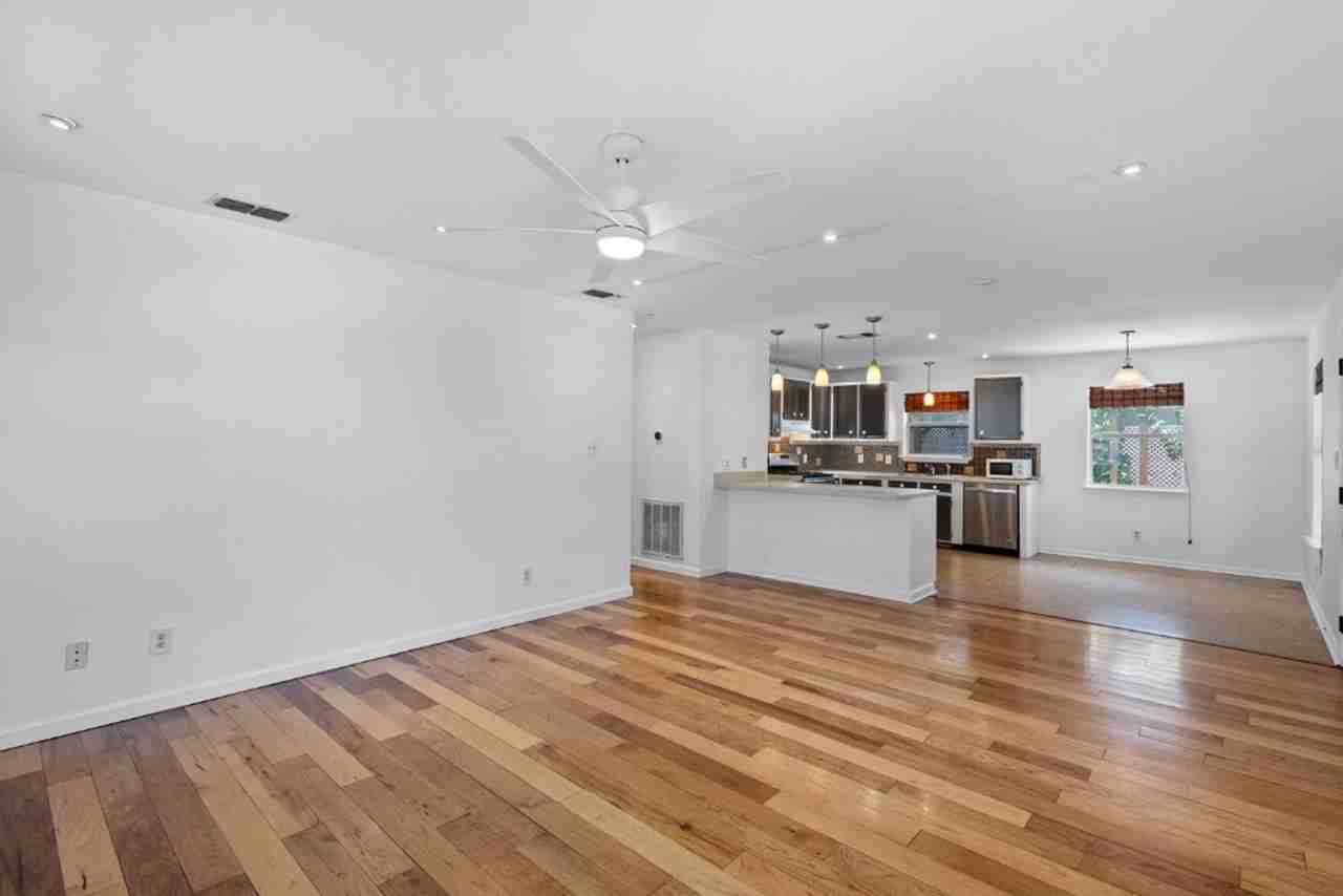 1211 Delano St - Photo 4 of 30