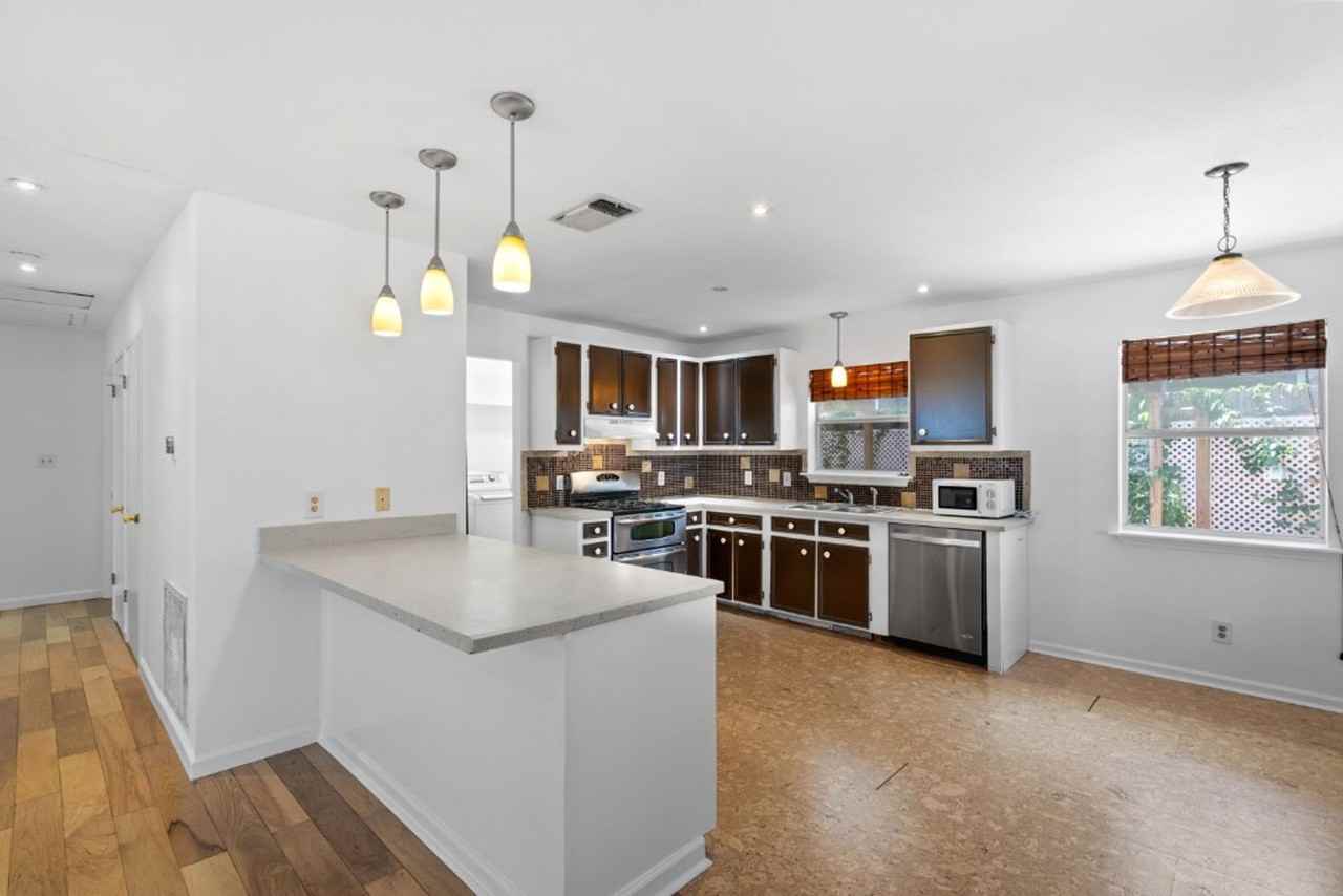 1211 Delano St - Photo 5 of 30