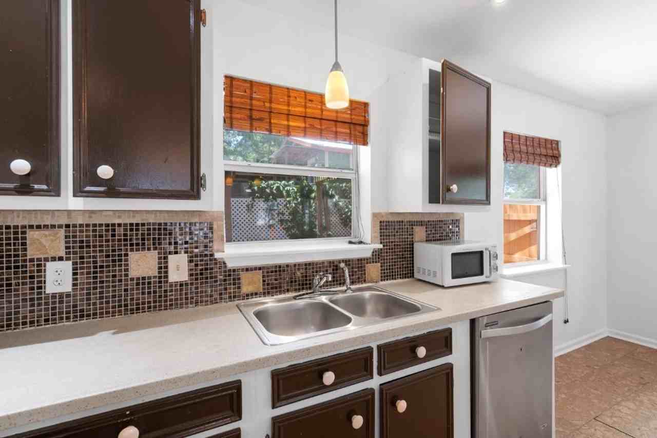 1211 Delano St - Photo 7 of 30