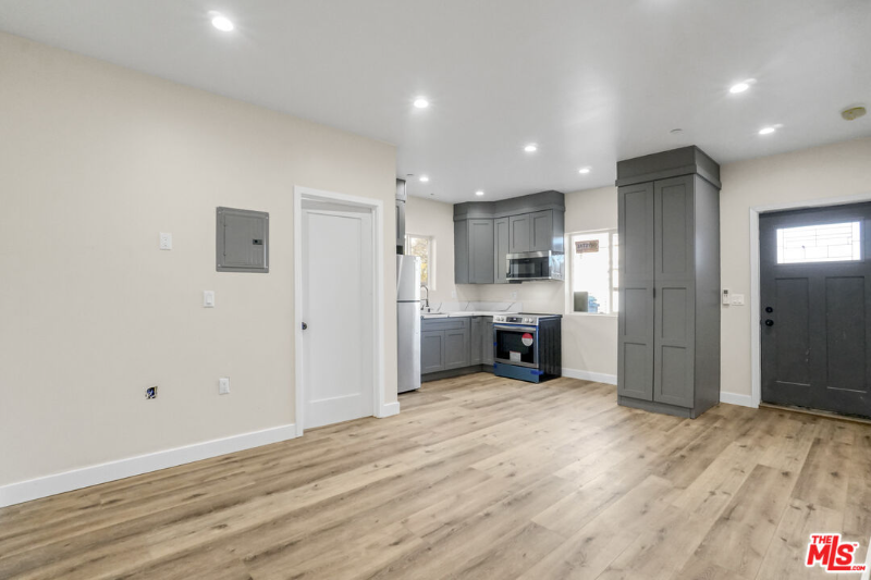 18162 Ingomar St - Photo 3 of 5
