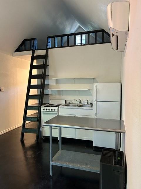 917 Crescent St #TINY - Photo 3 of 12