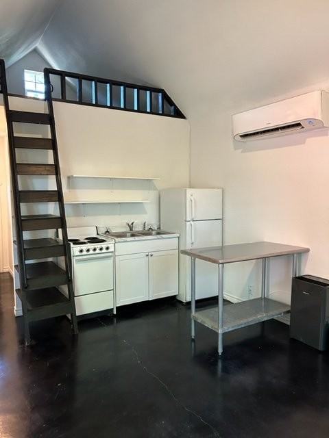 917 Crescent St #TINY - Photo 4 of 12