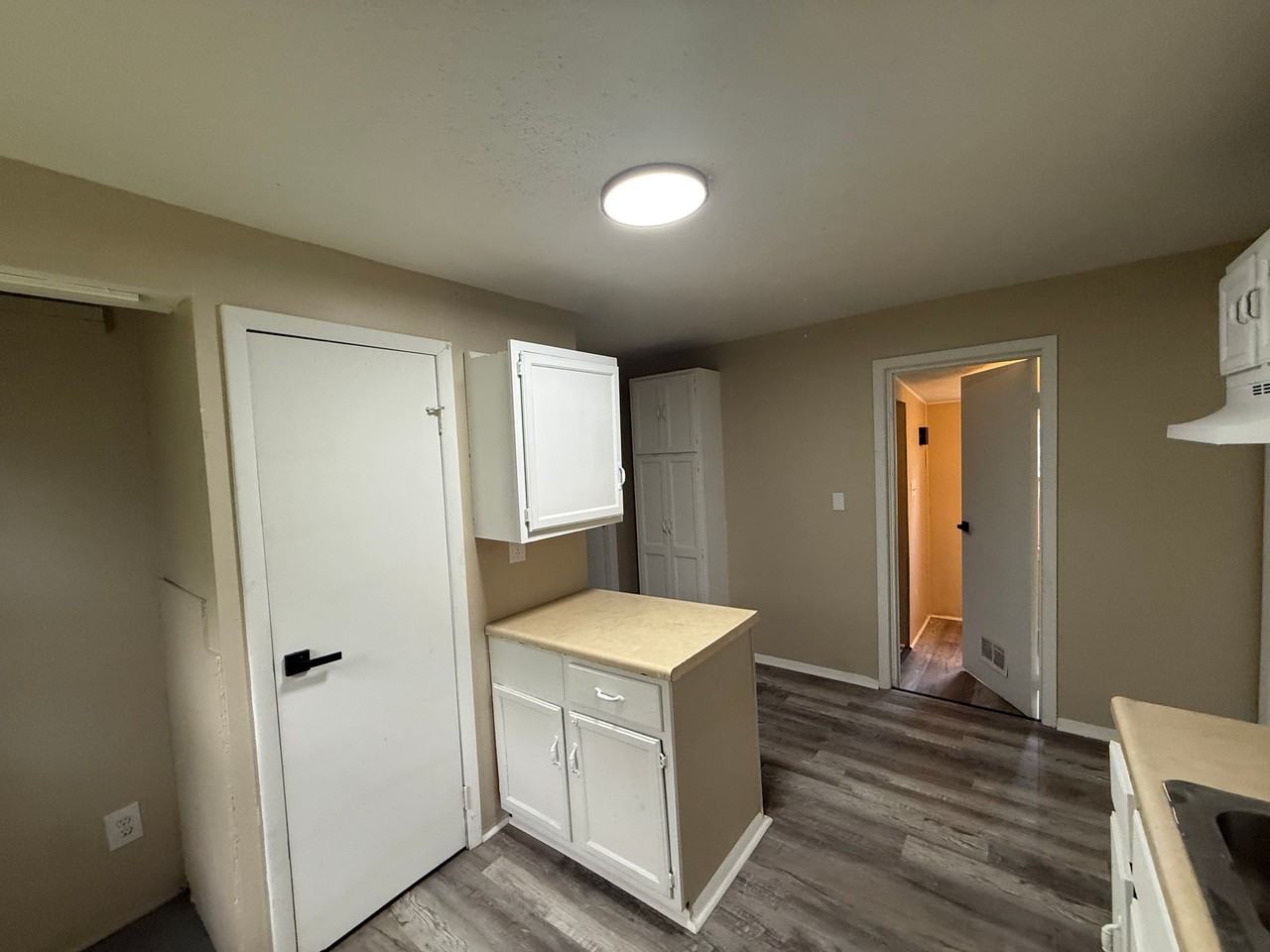 5636 Drake Ave - Photo 5 of 40