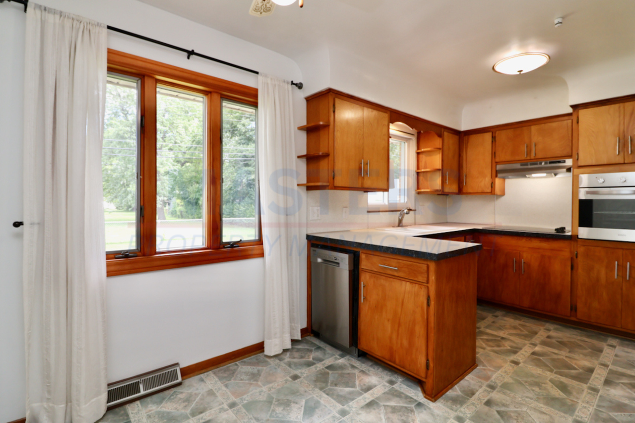 1028 Rosedale St - Photo 7 of 32