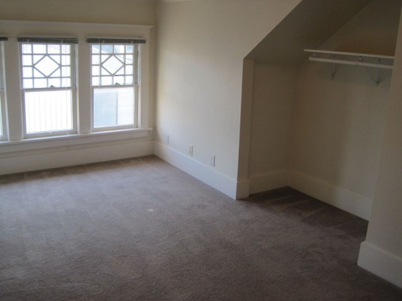 4736 18th Ave Ne #D - Photo 2 of 12