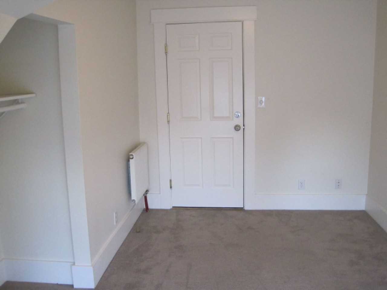 4736 18th Ave Ne #D - Photo 3 of 12