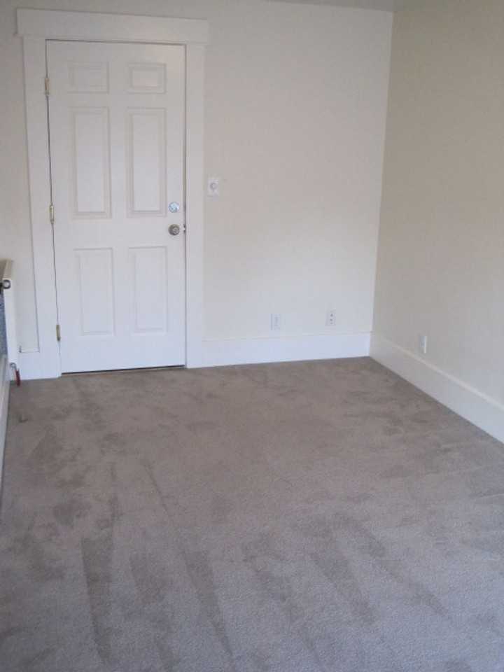 4736 18th Ave Ne #D - Photo 4 of 12