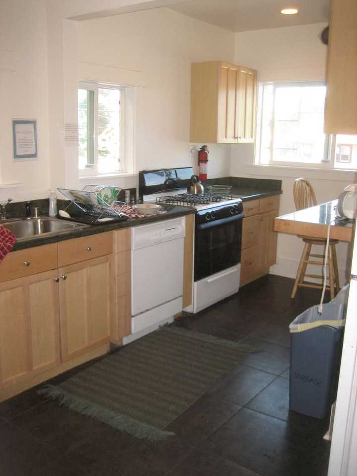 4736 18th Ave Ne #D - Photo 6 of 12