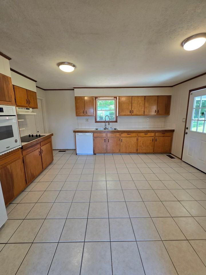 304 Reservoir St - Photo 4 of 11