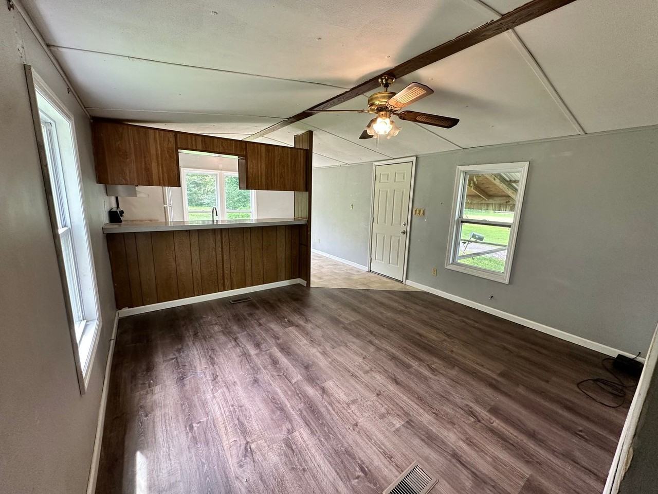 366 College St - Photo 2 of 11
