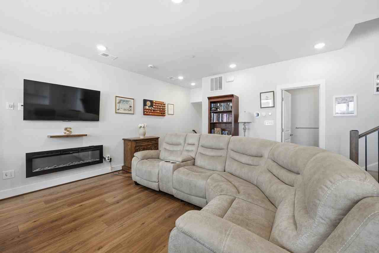 4927 Eisenhower Ave - Photo 5 of 16
