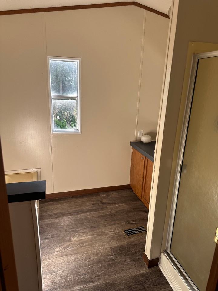 1095 S Elm St - Photo 2 of 8