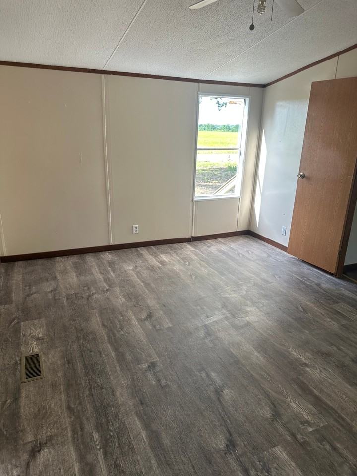 1095 S Elm St - Photo 3 of 8