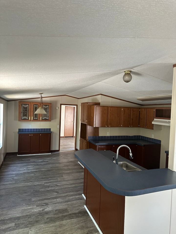 1095 S Elm St - Photo 4 of 8