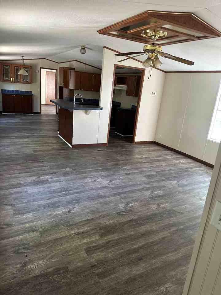 1095 S Elm St - Photo 5 of 8