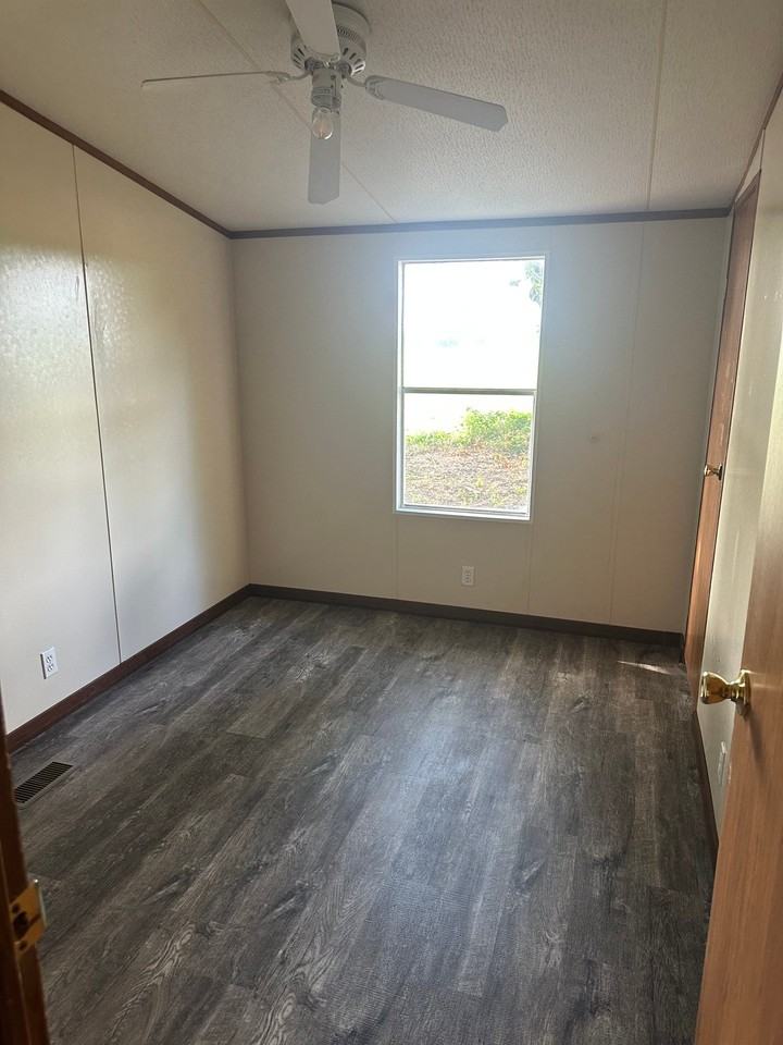 1095 S Elm St - Photo 6 of 8