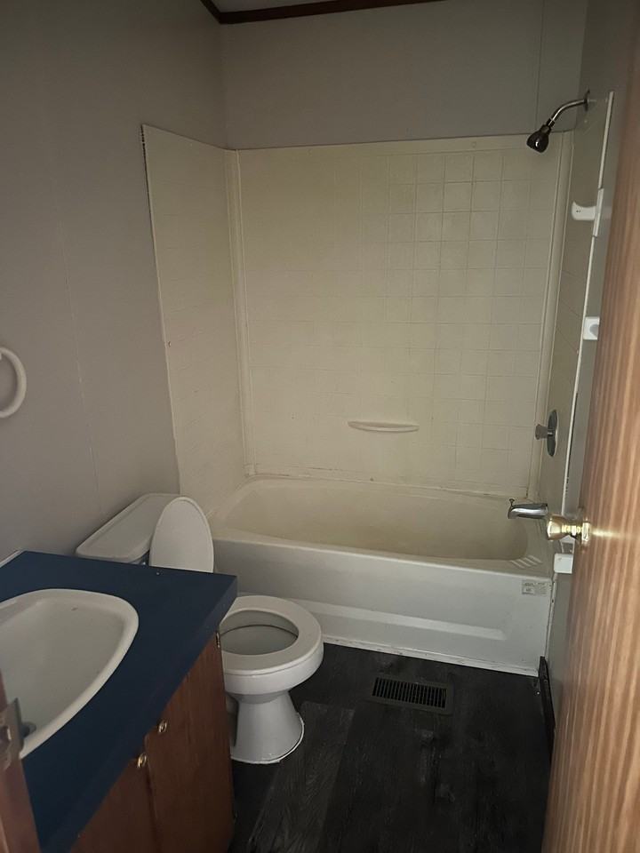 1095 S Elm St - Photo 7 of 8