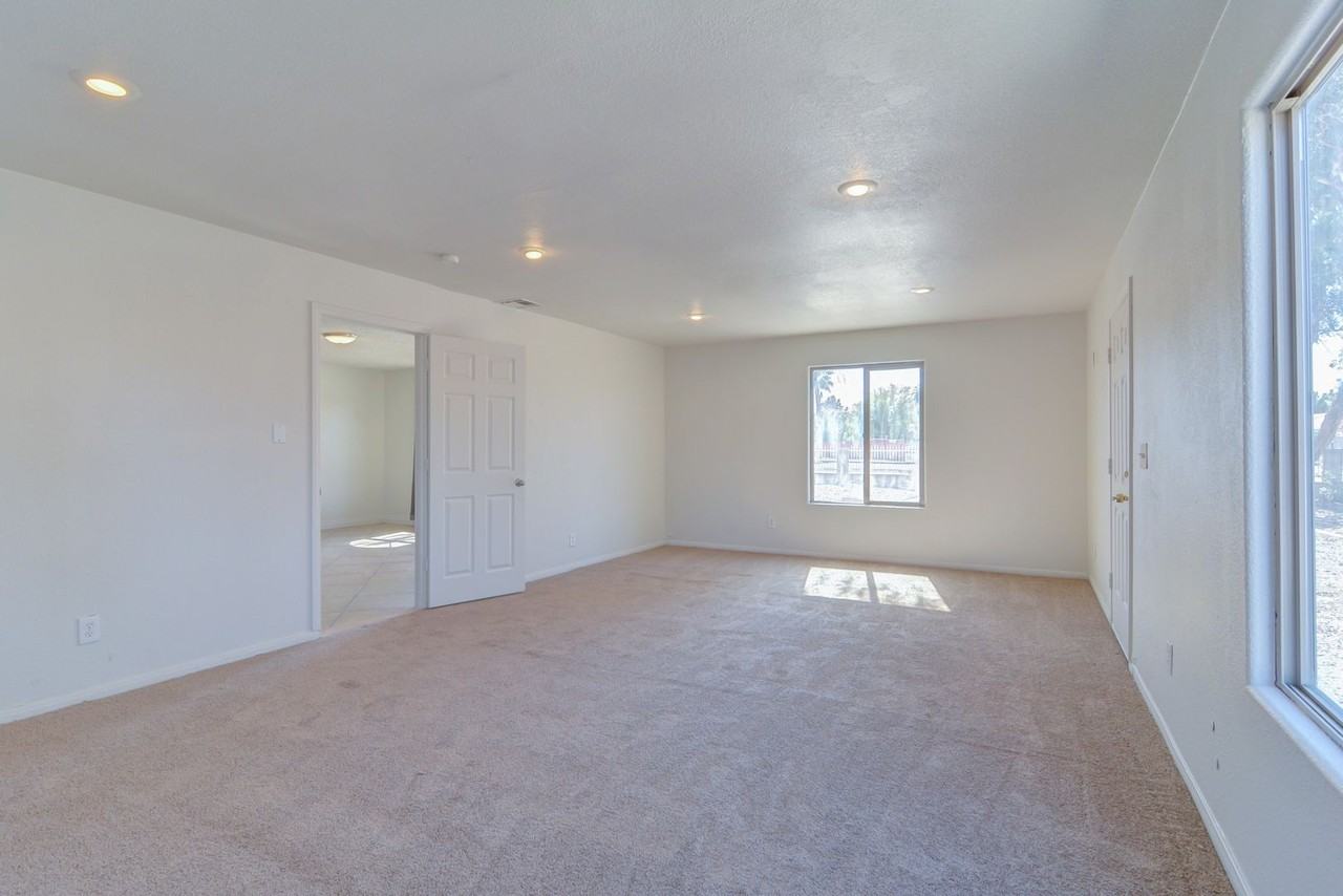 7640 Spencer St - Photo 4 of 15