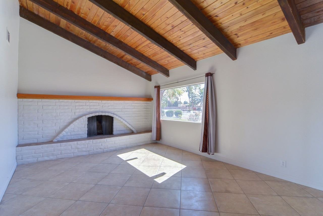 7640 Spencer St - Photo 5 of 15