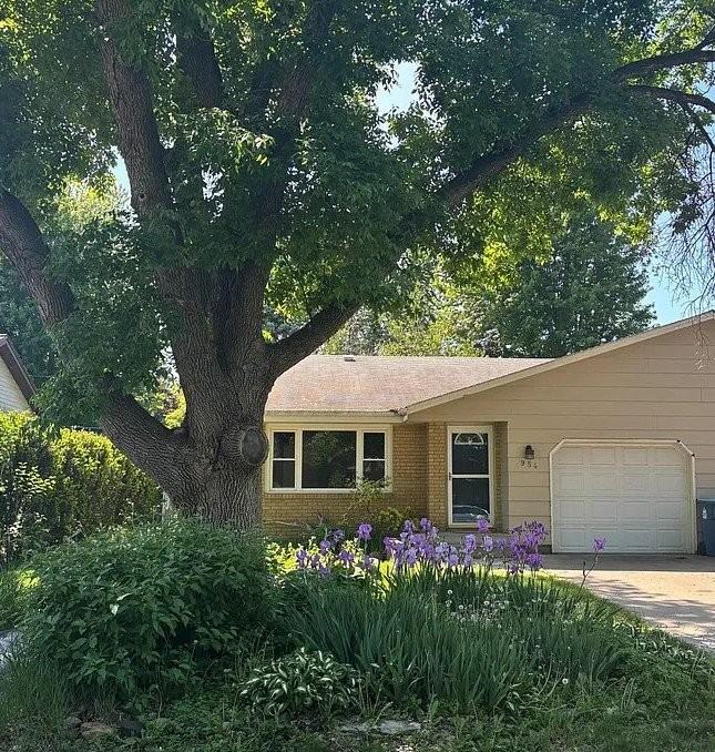 954 Miller St S - Photo 2 of 3