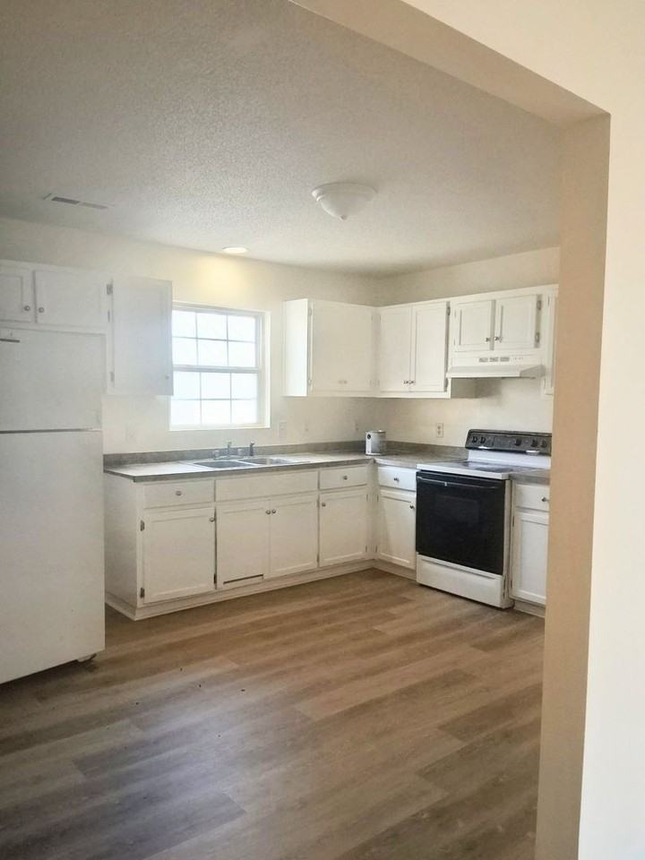 705 Adams St - Photo 7 of 10