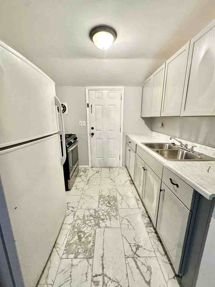 527 Sassafras St - Photo 2 of 13